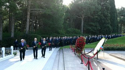 “Azərişıq” və “AzərEnerji”nin rəhbərliyi Fəxri xiyabanı ziyarət ediblər - FOTO 
