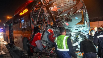 Avtobus yerüstü piyada keçidinə çırpıldı, 24 nəfər...