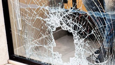Bakının mərkəzində gənc oğlan restoranın şüşələrini sındırdı