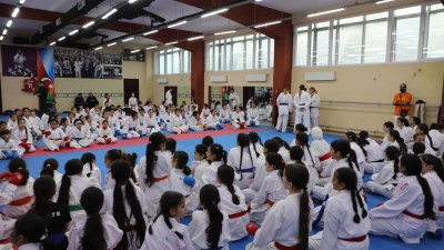 200-dən çox qadın karateçi&nbsp;bir araya gəldi