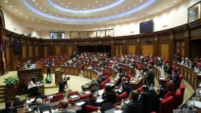 Ermənistan parlamentində müxalif deputatın mikrofonu söndürülüb