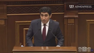 Ermənistan parlamentində yeni deputat and içdi