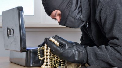 Bakıda evdən 10 min manatlıq qızıl-zinət əşyaları oğurlandı 
