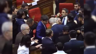 Ermənistan parlamentindəki davada deputatlar xəsarət aldı