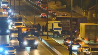 Bakıda yük avtomobili qəza törətdi, yol bağlandı