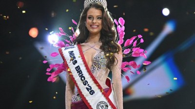 Rusiya gözəli özündən 30 yaş böyük kişiyə ərə gedir