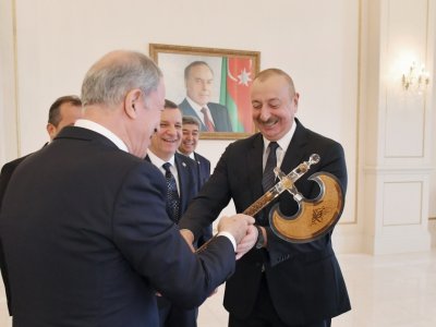 Hulusi Akarın İlham Əliyevə bağışladığı silah - Təbərzinin üzərinə nə YAZILIB...