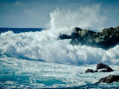Xəzərdə dalğanın hündürlüyü 2.4 metrə çatıb - FAKTİKİ HAVA
