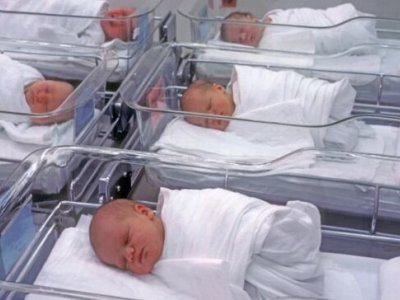 36 yaşlı qadın 10-cu dəfə ana oldu