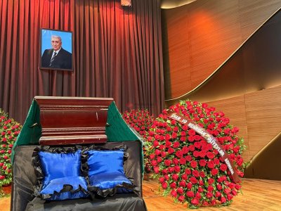 Prezident və xanımı Arif Babayevin vida mərasiminə əklil göndərdilər - FOTO