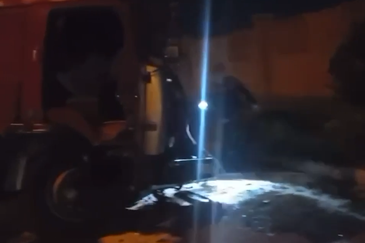 Maşında sıxılı qalan şəxs xilas edildi - VİDEO