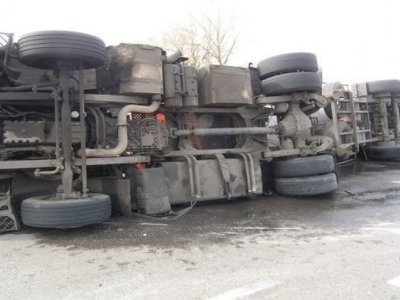 Təkəri partlayan yük maşını aşdı, sürücü yaralandı