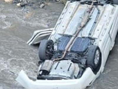 Qubada avtomobil çaya aşdı