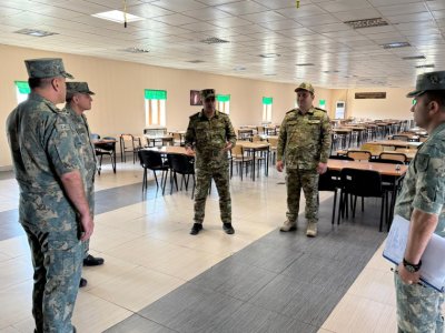 Hərbi prokur Hikmət Mirzəyevlə birlikdə əsgərlərlə görüşdü