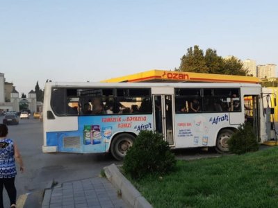 Sərnişin avtobusu yanacaqdoldurma məntəqəsinə çırpıldı - Xəsarət alan var