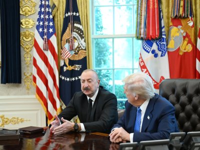 Trampdan İlham Əliyevə xüsusi hədiyyə - FOTO