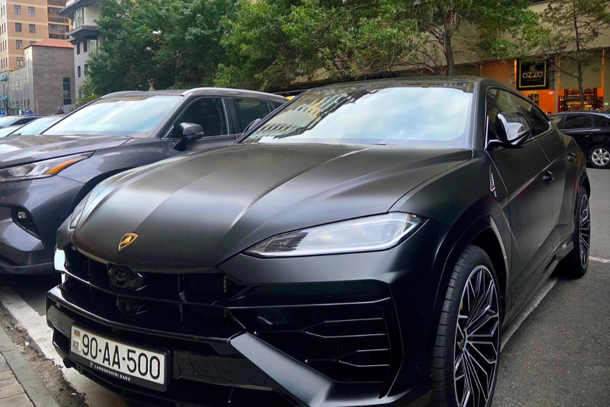 Ramiz Mehdiyevin nəvəsi Bakıda yarım milyonluq "Lamborghini" ilə gəzir
