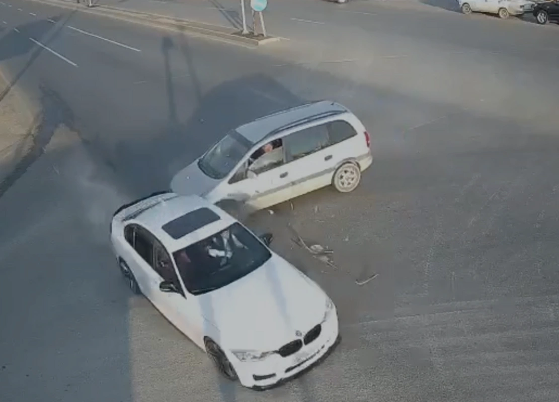 Diqqətsiz manevr və yüksək sürət qəzaya səbəb olur