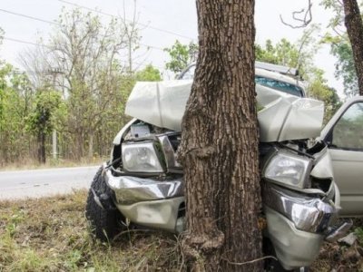 Şəkidə maşın ağaca çırpıldı - Yaralı var