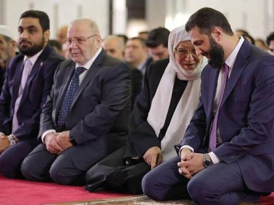 Lüks avtomobillərdə gəzən “inqilabçılar”