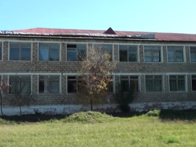 Dərslərin dəhlizdə keçirildiyi məktəb - VİDEO