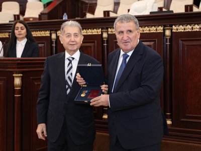 İsa Həbibbəyli Akif Əlizadəni təltif etdi