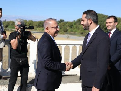 Türkiyəli elçi erməni nazir müavininə bahalı hədiyyə verib