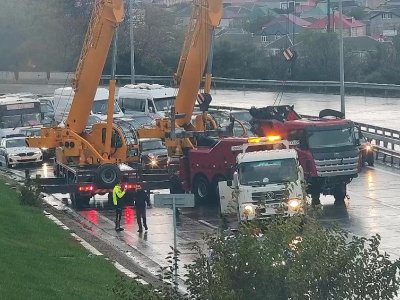 Aeroport yolunda nasaz yük maşını tıxac yaratdı - FOTO 