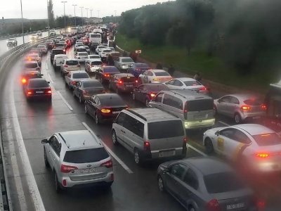 Yağışlı Bakının tıxaclı yolları - SİYAHI