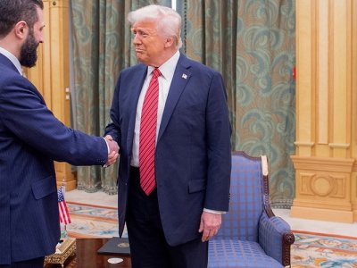 Tramp Suriya Prezidentinə qoyulan sanksiyaları ləğv edir