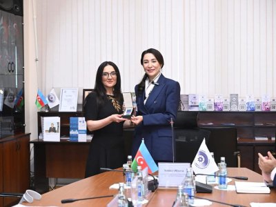 Milli Qəhrəmanın xanımı təltif edildi - FOTO