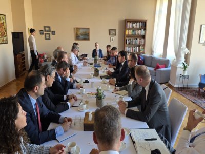 Hikmət Hacıyev NATO nümayəndə heyəti ilə sülh gündəliyini müzakirə etdi