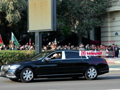 Prezident paradı izləyən sakinlərlə belə sağollaşdı 
