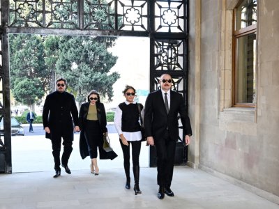 Prezidentin ailəsi paradda - FOTOLAR