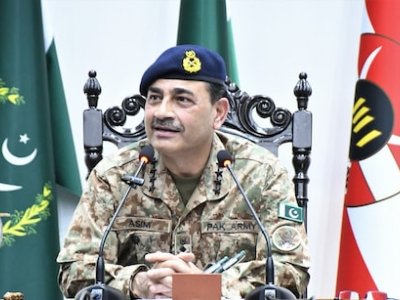 Zəfər Paradında iştirak edən feldmarşal Pakistanın faktiki lideri olacaq