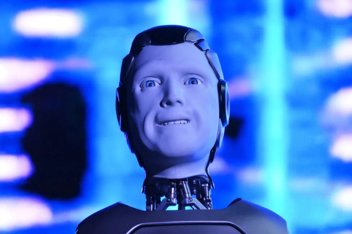 Rusiyanın ilk robotu cəmi 1 dəqiqə ayaqda qala bildi