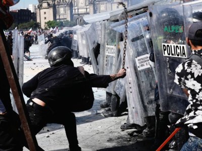 Meksikada “Z nəsli” etirazı - 100-dən çox polis yaralandı