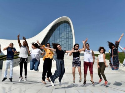 Gənclər insanların 90 faizinə nifrət edir - FAKTLAR