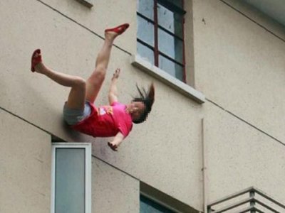 Yeniyetmə qız 16-cı mərtəbədən yıxılaraq öldü