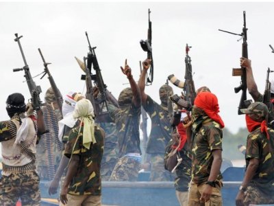 Silahlılar 24 məktəbli qızı qaçırıblar