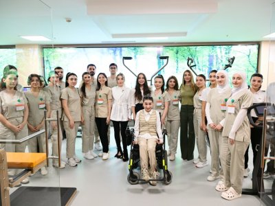 Prezidentin qızları və gəlini Yeni Klinikada - FOTO