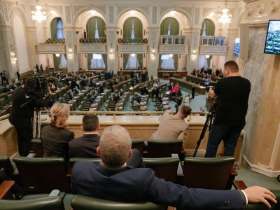 Jurnalistlərin üzünə açıq və qapalı parlamentlər - ARAŞDIRMA