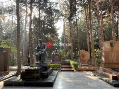 Üzeyir bəyin yanındakı boş yer qardaşı Ceyhun Hacıbəyliyə saxlanmışdı...