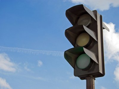 Bu küçələrin kəsişməsində yeni svetoforlar quraşdırıldı