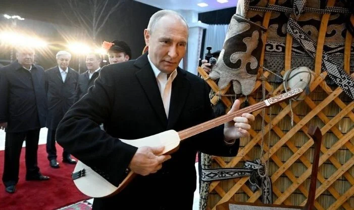 Putin komuz çaldı - GÖRÜNTÜ