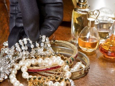 Xadimə çalışdığı evdən 5 min manatlıq qızıl oğurladı