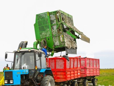 Ağdamda pambıq daşıyan traktor aşdı - Xəsarət alanlar var