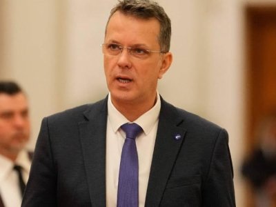 Bu ölkədə müdafiə naziri istefa verdi