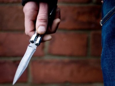 Gəncədə iki kişi küçədə bıçaqlandı