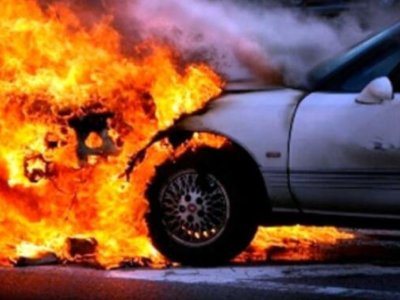 Maşın sürücüsü ilə birgə yandı